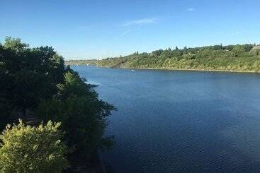 Отель The Inn On College