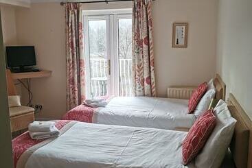 Llanwenarth Hotel & Riverside Restaurant