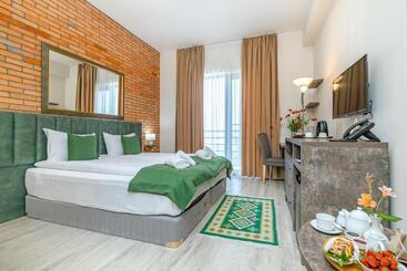 استراحتگاه Château Mosmieri Hotel & Winery