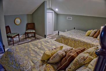 Bed and Breakfast Beautiful 6 Bed, 5 Bath Historic Savannah Home