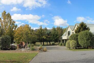 Colonial Manor Motel