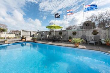 בית מלון כפרי Asure Macy's Motor Inn