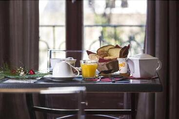 Отель Brit Hôtel Du Parc Niort Centre Parking Gratuit