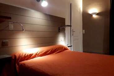 בית מלון כפרי Logis  Hôtel & Restaurant Le Montligeon