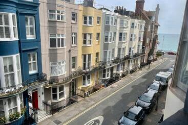 Brighton Black Hotel & Hot Tubs