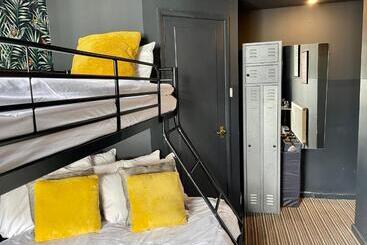 Brighton Black Hotel & Hot Tubs