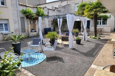 Cit Hotel Le Cheval Blanc Cognac Centre