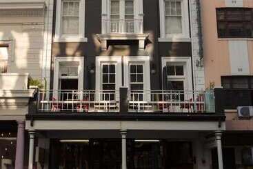 هتل Daddy Long Legs Art