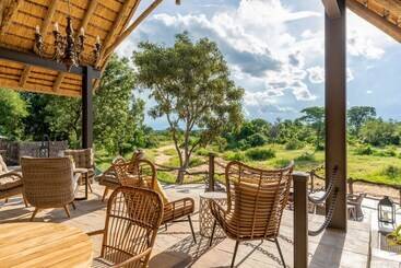 בקתות Shumbalala Game Lodge