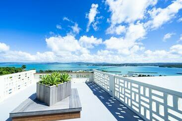 בית מלון כפרי Away Okinawa Kouri Island Resort
