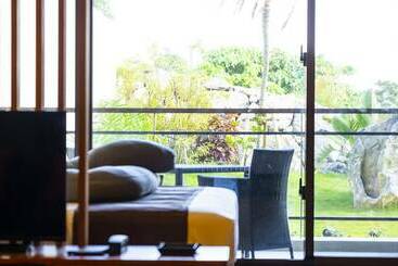 هتل Away Okinawa Kouri Island Resort