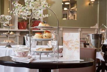 Four Seasons Hotel & Leisure Club