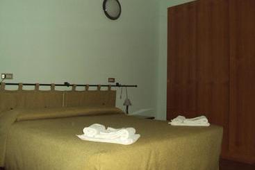 هتل Albergo Airone