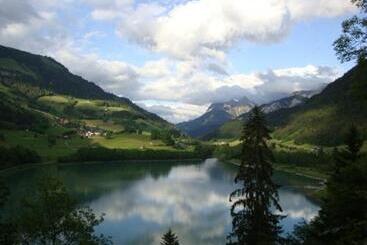 בית מלון כפרי De Ville