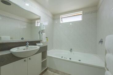 هتل Baywatch Motor Inn