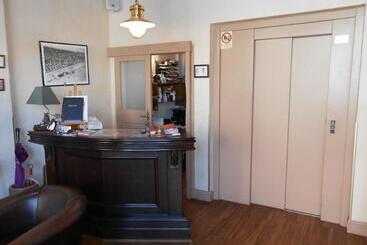 هتل Hôtel Le Caddy