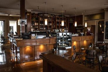 Oscars Hotel And Cafe Bar