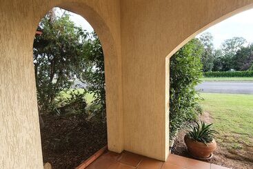 Mcnevins Warwick Motel