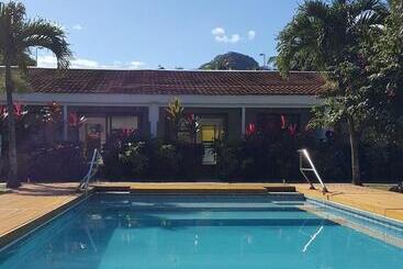 استراحتگاه The Black Pearl Beach Side Apartments