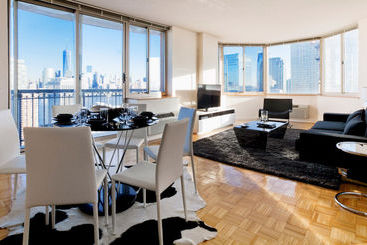 Отель Churchill At Washington Blvd