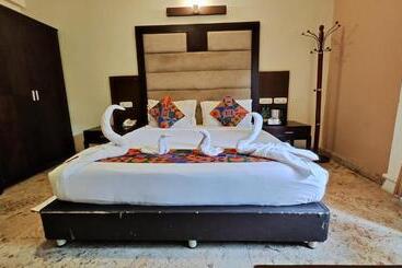 酒店 Crystal Paark Inn By Blu Orchid Groups