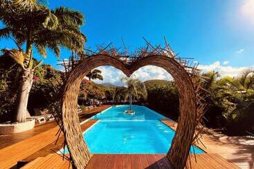 בית מלון כפרי Résidence Tropicana Suites