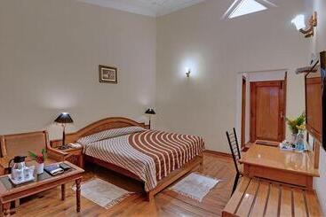 Отель Vamoose Suman Royal