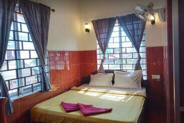 بنسيون Golden Moon Guesthouse