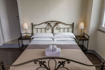 펜션 Onlyrooms Iv   Sea View & Free Parking