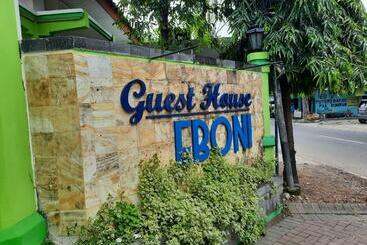 פנסיון Eboni Guest House Madiun