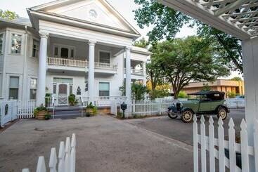 Oaklea Mansion Bed And Breakfast