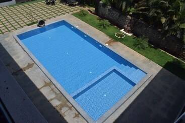 בית מלון כפרי Opulence Beach Resort Kihim Alibaug