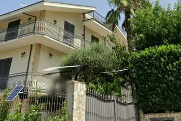 مبيت وإفطار Villa Agata