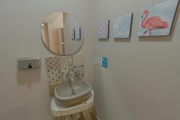 هتل Casa Avelina Boutique Hostel