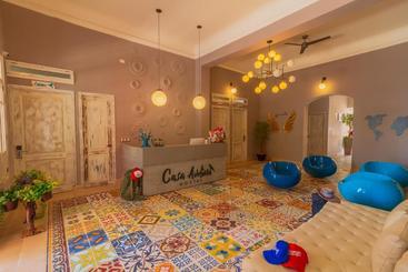 هتل Casa Avelina Boutique Hostel