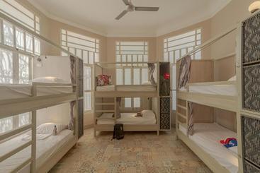 هتل Casa Avelina Boutique Hostel