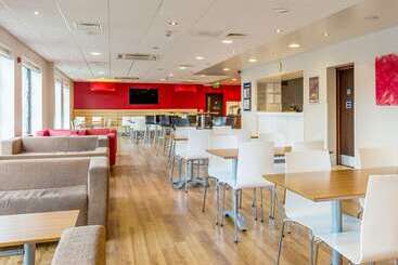 ホテル Travelodge London Enfield