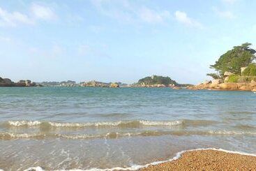 Отель Logis Hôtel Saint Guirec Et De La Plage