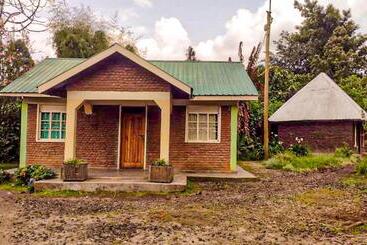 هتل Amajambere Iwacu Community Camp