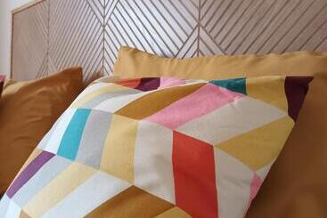 تختخواب و صبحانه Bb De Hinker