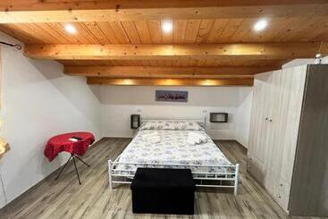 تختخواب و صبحانه Debel House