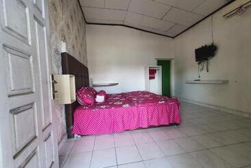 בית מלון כפרי Oyo 91077 Losmen Bunda Arema