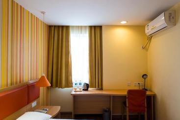 هتل Home Inn Qingdao Sifang Coach Station Xuanhua Road