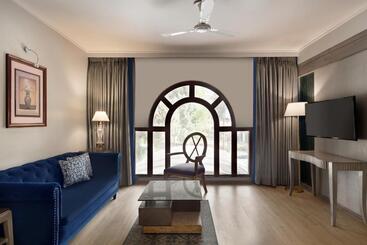 Отель Ramada By Wyndham Mussoorie Mall Road