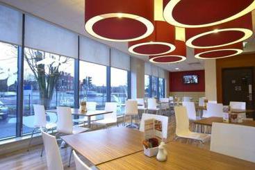 Отель Travelodge Bolton Central River Street