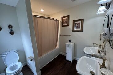 Holland Farmhouse Inn B&b