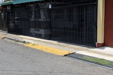 فندق صغير Global House Costa Rica Backpackers