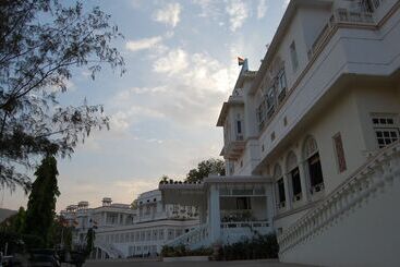 هتل Merwara Estate  A Luxury Heritage Resort