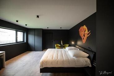 Отель Boutique Hôtel, La Cour De La Reine, Rooftop & Bistronomique Restaurant