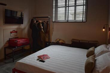 Garage47 Storica Officina Meccanica Loft B&b In Pienza